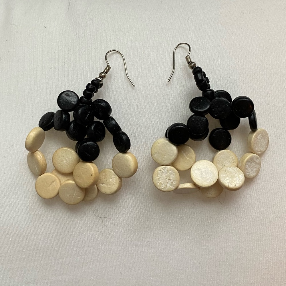 Black & white wood bead necklace & match earrings - Picture 3 of 4